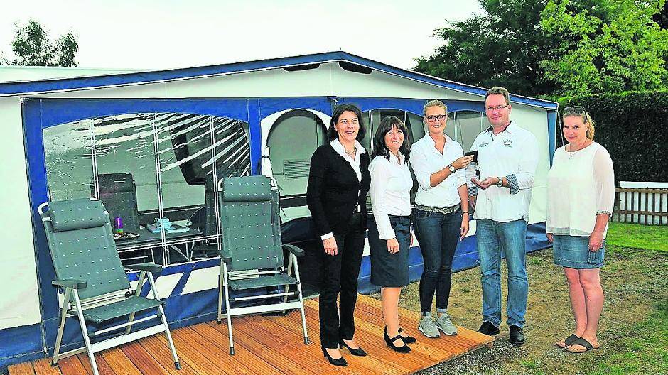  Am Montag, 29. August, wurde der Wohnwagen von Hannelore Gröbes, Sybille Roth und Simone Ludwig (Dethleffs) an Marc und Kerstin Hemmersbach (v.l.) übergeben. 