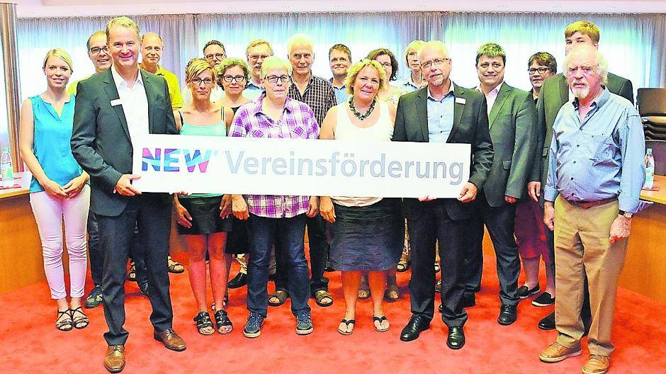 Ralf Poll, Geschäftsführer der NEW Niederrhein Energie und Wasser sowie Uwe Leuchtenberg vom Bereich Marketing und Sponsoring der NEW mit den Vertreterinnen und Vertretern der 19 bedachten Vereine aus dem Kreis Viersen.