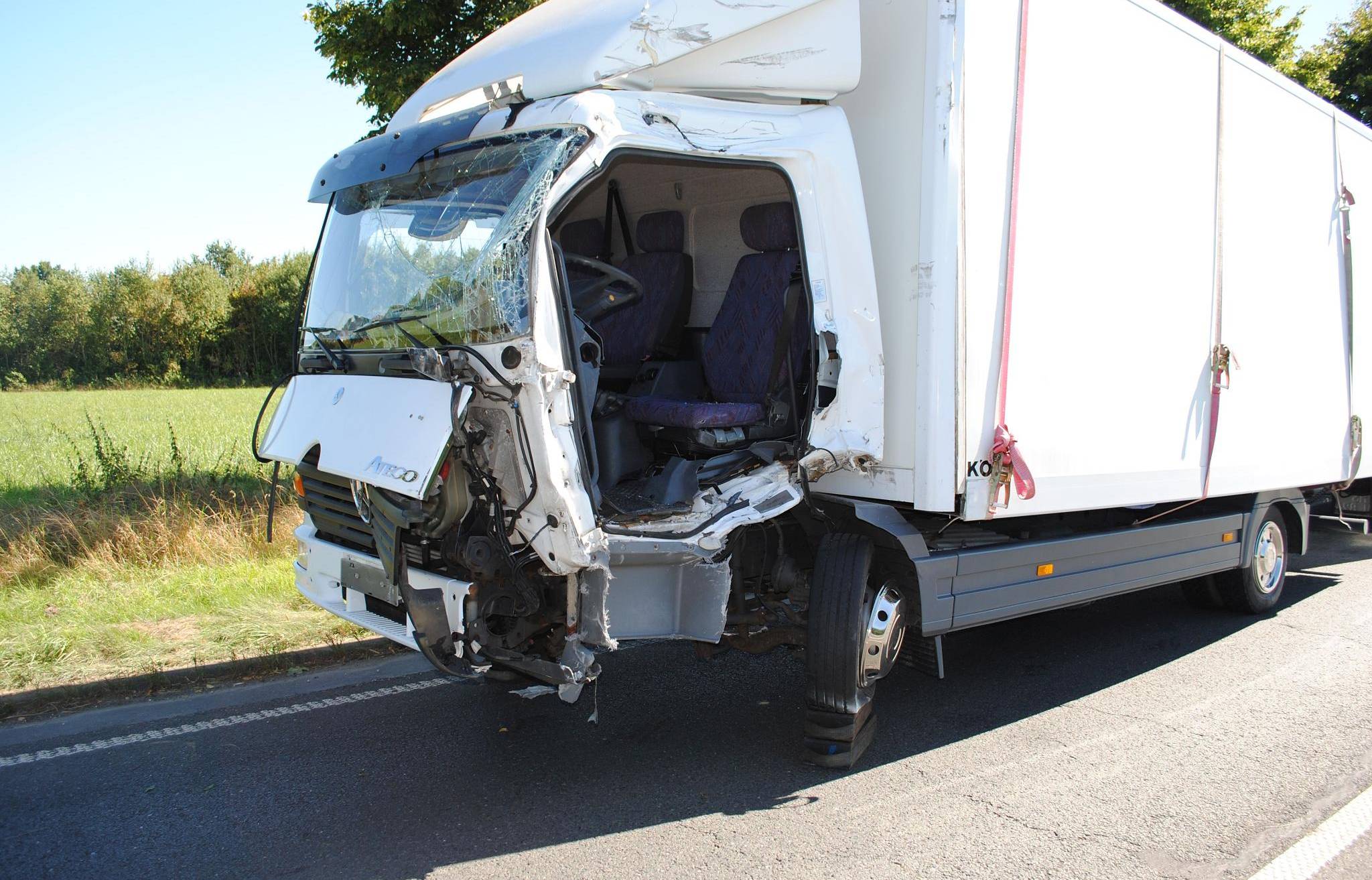 Bus kollidiert mit Lkw — zwei Schwerverletzte