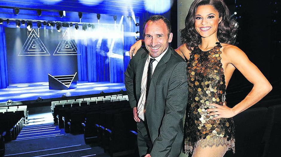  Patricia Meeden als Superstar „Rachel Marron“ mit dem charismatischen Schauspieler Jürgen Fischer als ihr „Bodyguard“. 