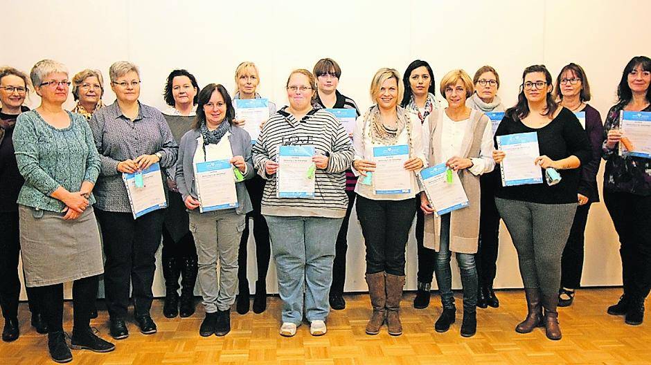 Ausbildungsteam und stolze Absolventinnen (von links): Metchild Neumann, Fachbereichsleiterin Biografieorientierte Weiterbildung, Sabine Jongmanns, Leitung Sozialer Dienst im Haus Maria-Hilf in Viersen, sowie Isolde Böttrich-Halim, Dozentin an der Kreisvolkshochschule Viersen, gemeinsam mit den erfolgreichen Absolventinnen des Lehrgangs zur Betreuungsassistentin.
