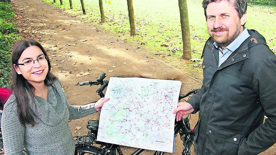 Der stellvertrende Planungsamtsleiter, Peter Hoffmann, und seine Mitarbeiterin Sandra Sieg mit der neuaufgelegten Übersichtskarte der Radknotenpunkte im Kreis Viersen. Diese liegt nun kostenlos aus.
