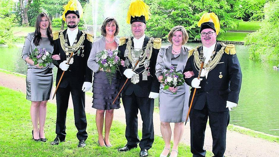 König Robert Hellmann mit Margit (Mitte) und seine Minister Richard Hellmann und Clara (links) und Lothar Lienen und Birgit im Jubiläumsschützenfest.