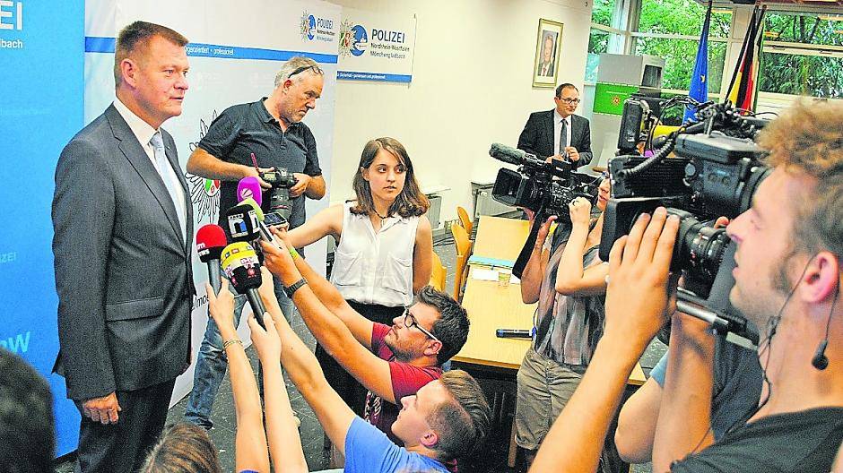  Staatsanwalt Axel Stahl bei der Pressekonferenz. Das Medieninteresse ist groß. 