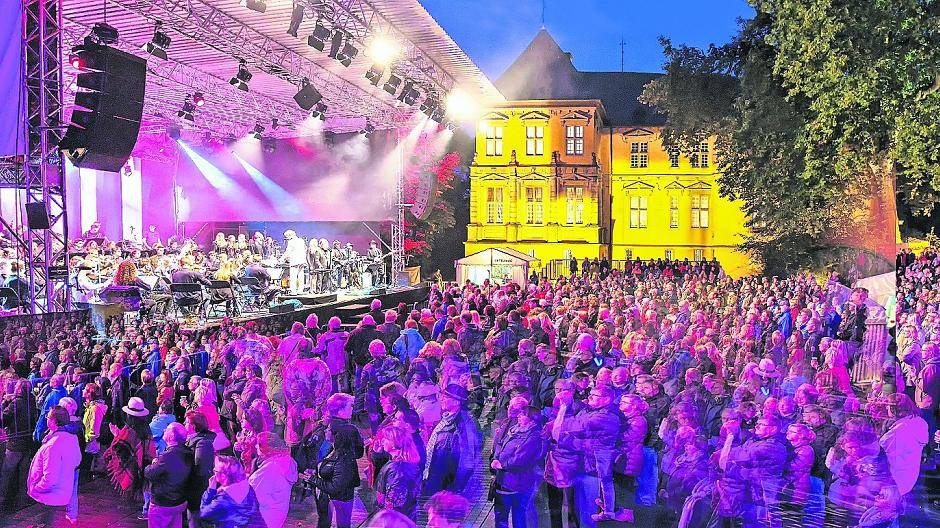 Partystimmung in toller Atmosphäre im Schatten von Schloss Rheydt: Wenn „Fun“ die Bühne betritt, gibt es kein Halten mehr. Die Party kann steigen.
