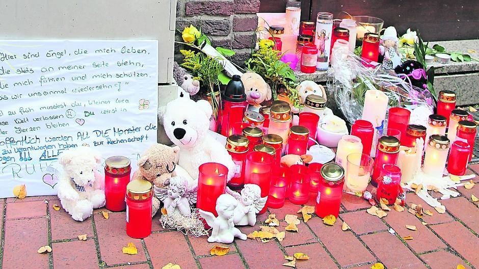  Viele Dülkener trauern um den kleinen Luca und entzünden Kerzen vor dem Wohnhaus. 