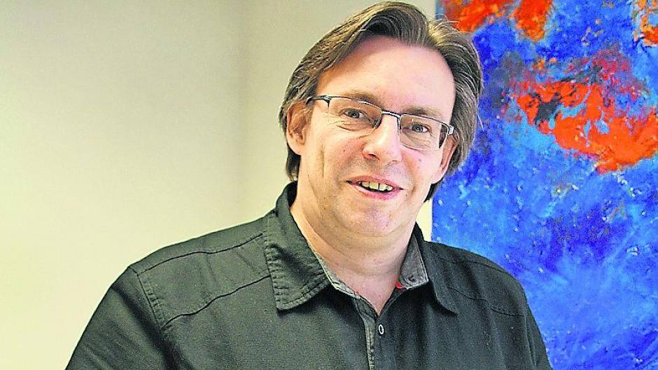 Frank Rehfeld hat beim Besuch in unserer Redaktion drei Bücher für die Verlosungsaktion signiert.