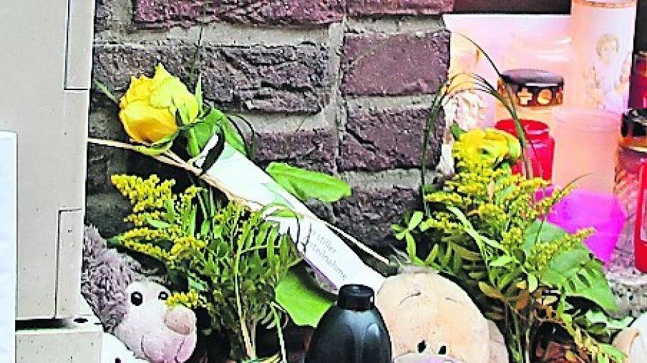  Viele Bürger gedenken dem getöteten kleinen Jungen. 