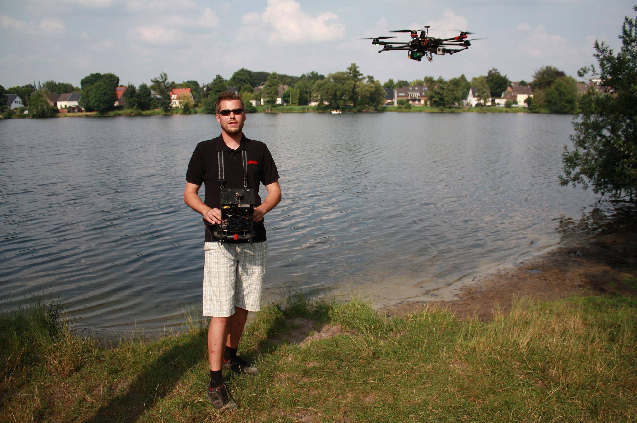  Swen Megsner mit seinem selbst gebauten Multikopter. 