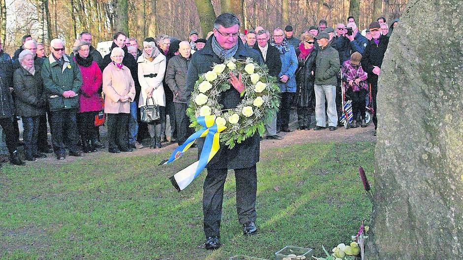  Bürgermeister Kalle Wassong legte einen Kranz nieder. 