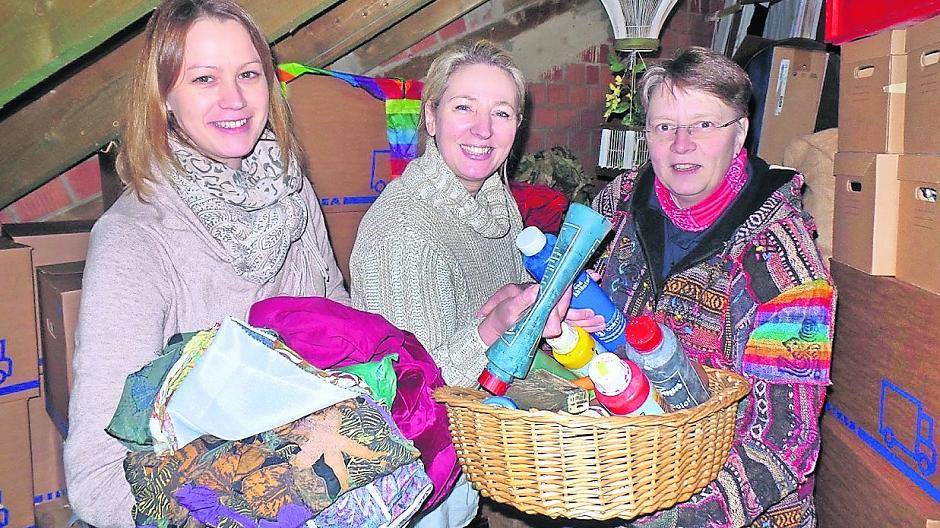  Die Bestände von Stoffen und Farben werden sortiert und gesichtet. 