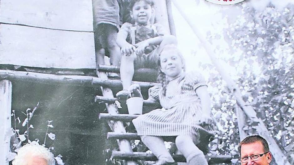  Priorin Schwester Veronika, Kinderdorfmutter Ida Dunkel und Kinderdorf-Leiter Klaus Esser (von links) vor einem Bild aus der Anfangszeit des Kinderdorfs. Solche riesigen Plakate machen an verschiedenen Stellen im Kinderdorf auf das Jubiläum aufmerksam. 