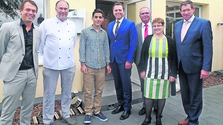  Martina Maaßen (MdL, B90/Grüne), Dietmar Brockes (MdL, FDP), Udo Schiefner (MdB, SPD) und Christian Pakusch (CDU, Büro Uwe Schummer, MdB, CDU) begleiteten Dirk Strangfeld, Vorsitzender Agentur für Arbeit Krefeld (Mitte), zum Restaurant De Wittsee - Koch Karl Kummer und Wahid Arghandiwal aus Afghanistan. 