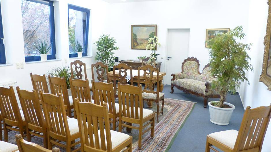  Der direkte Vergleich zwischen alten (links) und neuen Aufnahmen zeigt, wie sehr sich das Trauzimmer gewandelt hat. 