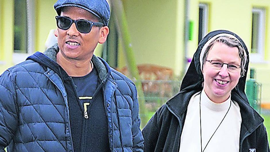 Mit Schwester Jordana besuchte Xavier Naidoo das Brückenhaus, wo er sich viel Zeit mit den Kindern nahm.