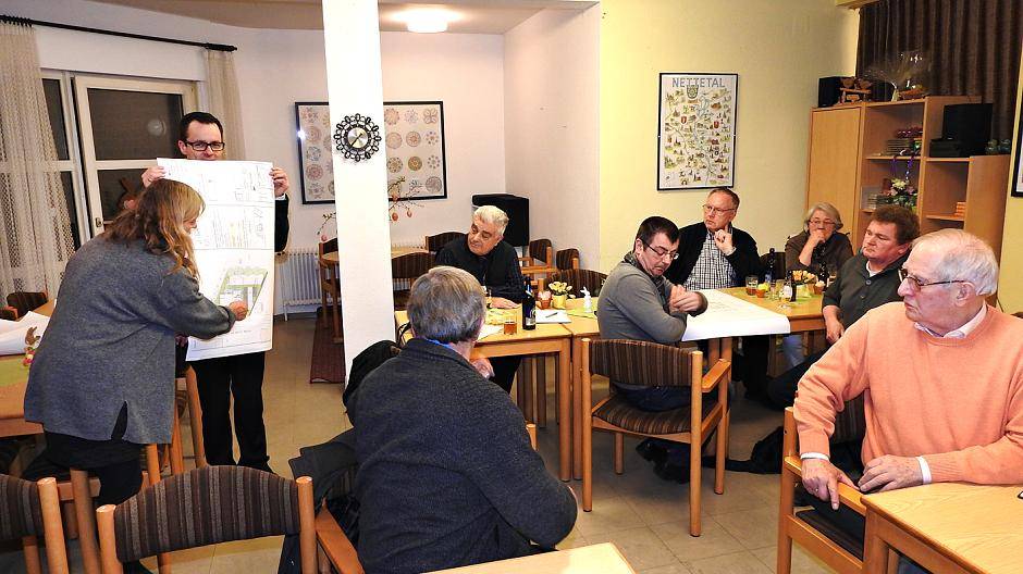  Die Verwaltung der Stadt Nettetal (hier mit Susanne Fritzsche und Armin Schönfelder /links) kam zur NetteRunde nach Schaag. 