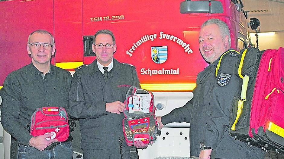  Frank Umbach von der Firma Schiller, Schwalmtals Wehrführer Dirk Neikes und sein Stellvertreter Jochen Trumm (von links) freuen sich gemeinsam über die Defibrillatoren. 