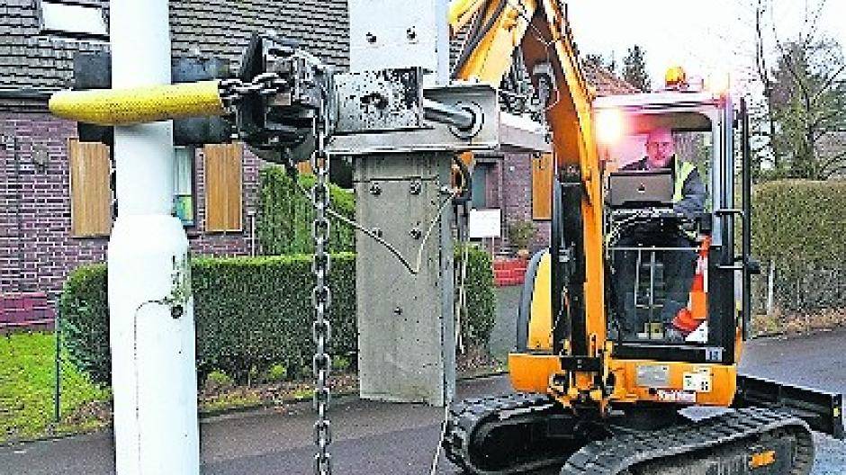  Die Stadtwerke Nettetal prüfen mit Minibagger und hochtechnischem Gerät die Standsicherheit der Straßenlaternen im gesamten Stadtgebiet. 