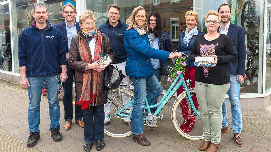  Jürgen van de Stay (Zweirad-Center), Christoph Cremers (NettePunkt), Gewinnerin Christel Meller-Nickels, Klaus Schmitz (Nette Vital), Gewinnerin Bärbel Mertens, Sabine Monz (Stadt Nettetal), Astrid Stelzer (NettePunkt), Gewinnerin Nadine Neumann und Philipp Hammans (NettePunkt) bei der Gewinnübergabe anlässlich des 2. Nettetal-Tags. 