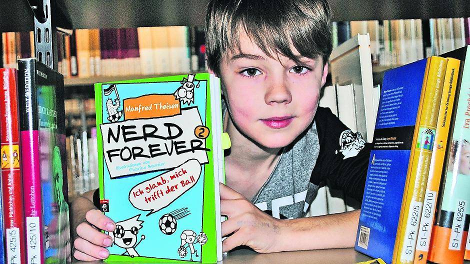 Tobias Reinehr an einem seiner Lieblingsorte - der Bibliothek. So cool wie die Figuren in seinen Büchern ist er auch selbst beim Vorlesen mit vielen unterschiedlichen Stimmen. Der Elfjährige nimmt am Landeswettbewerb als Vorlesetalent teil.