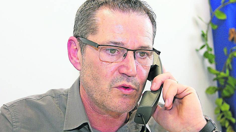 Kriminalhauptkommissar Peter Kiewitt beriet unsere Leser am Stadt Spiegel-Telefon, unter anderem über den Pilzkopf (r.).