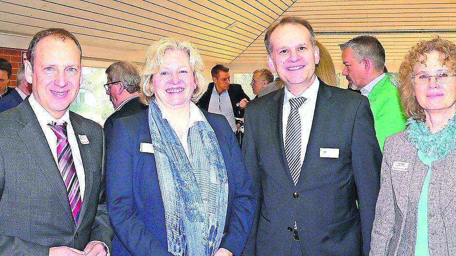 Jochem Dohmen (Sparkasse Krefeld), Andrea Wicke (Leiterin der Akademie Heydevelthof), Christian Wagner (Bürgermeister), Birgit Weber (Kompetenzzentrum Frau und Beruf Mittlerer Niederrhein) (von links) beim 7. Nettetaler Wirtschaftsfrühstück im Heydevelthof.