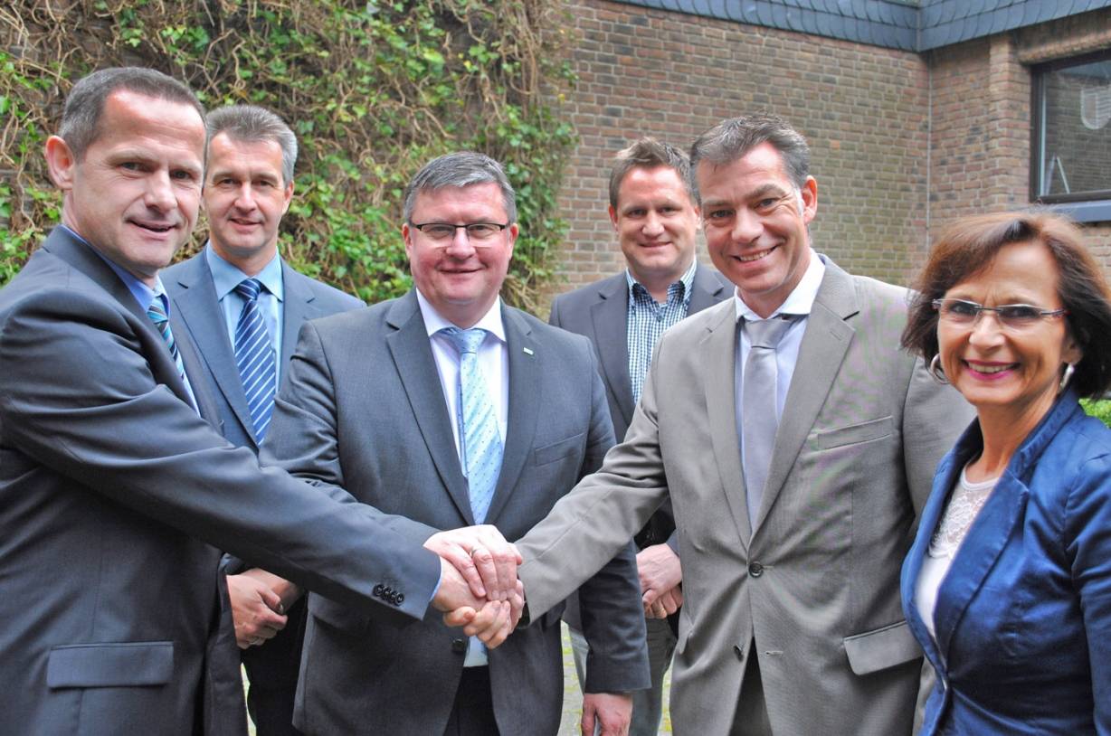  Die drei Westkreis Bürgermeister Michael Pesch (Schwalmtal), Kalle Wassong (Niederkrüchten) und Frank Gellen (Brüggen) (v.l.) beim Besiegeln der Zusammenarbeit mit einem Handschlag. Frank Kriegers. Die drei Koordinatoren, Frank Kriegers (Niederkrüchten, 2.vl.), Guido Schmidt (Brüggen, 3.v.r) und Marietta Kaikos (Schwalmtal) sollen die Schnittstelle bilden. 
