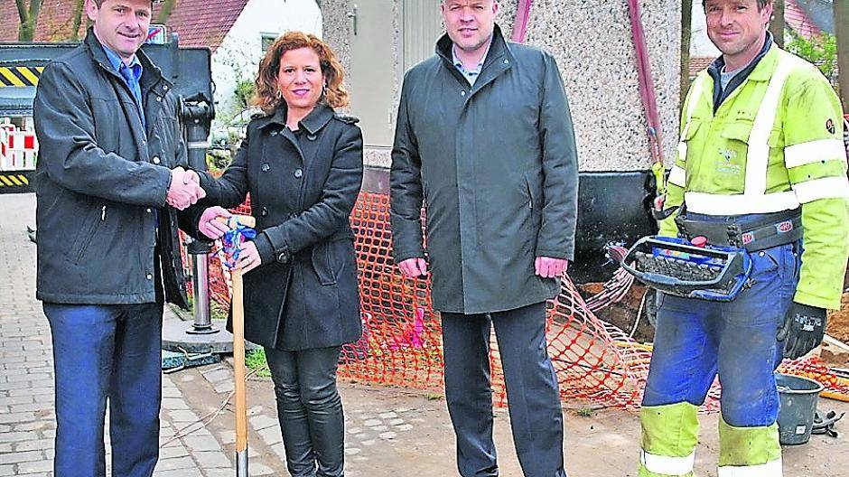  Bürgermeister Michael Pesch, Nicole Holländer, Vertriebsleiterin Niederrhein bei der Deutschen Glasfaser, Planungsamtsleiter Bernd Gather und Frank Hol von der ausführenden Firma Mulder freuen sich darüber, dass die ersten Häuser in Schwalmtal bald ans schnelle Internet angeschlossen werden. 