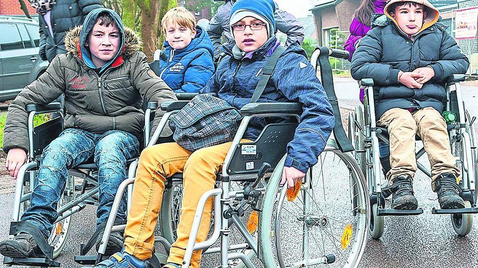  Mal schauen, wie das so ist: Schüler der katholischen Grundschule in Lobberich sammelten Erfahrungen im Umgang mit dem Rollstuhl. 