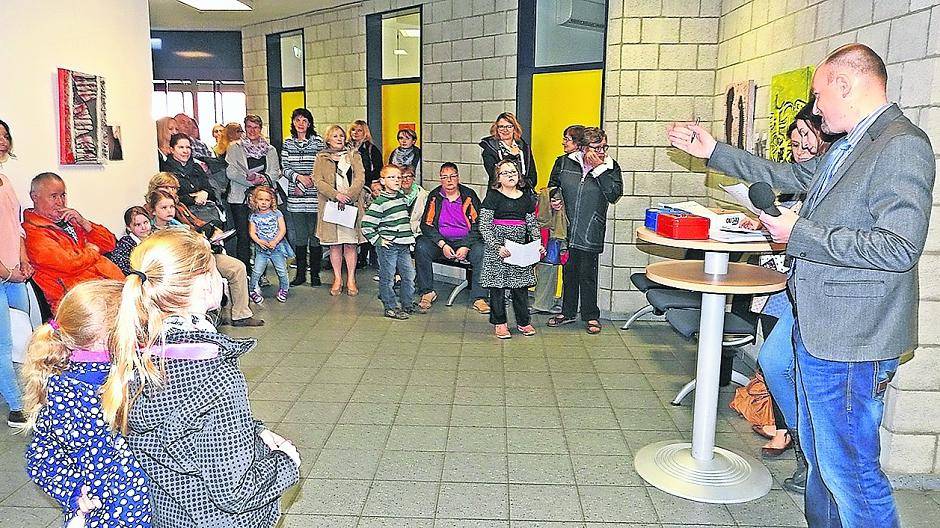 Arno Melchert (rechts) leitete die Versteigerung der Kunstwerke der jungen Künstler.