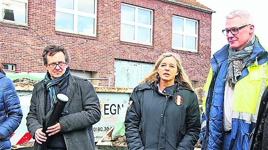  Der Blick über das Baugelände in Richtung Breyeller Straße: Juni 2017 wird das neue Verwaltungs- und Sozialgebäude stehen.  