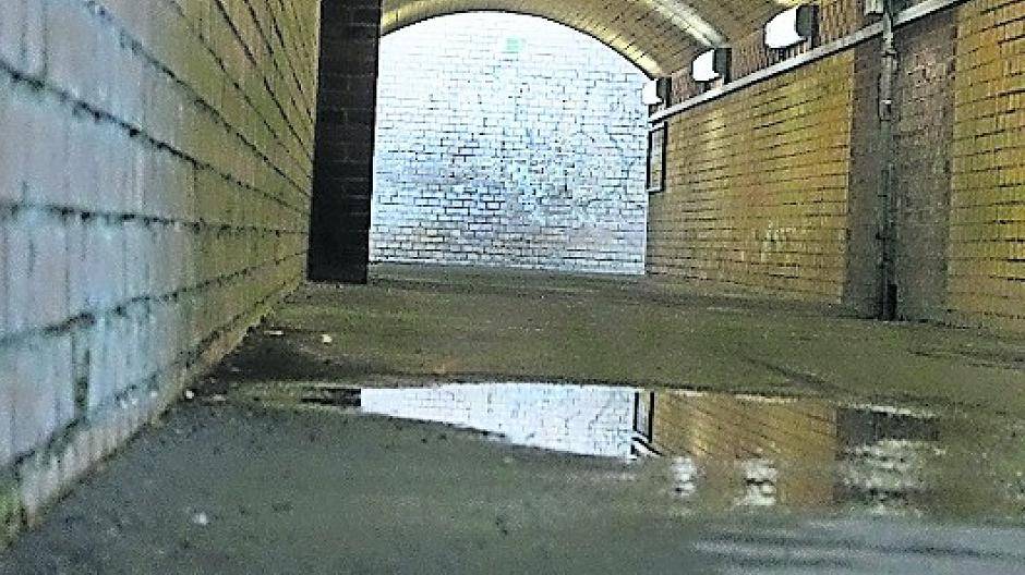 Gerade fährt der RE13 in Breyell ein. Auf dem Bahnsteig gegenüber sind schon wieder Graffiti-Malereien zu sehen.