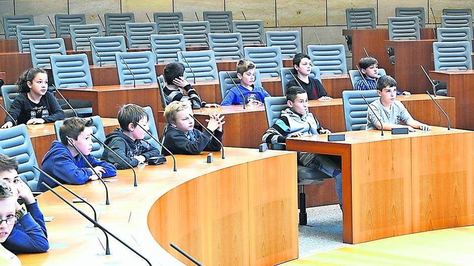So geht das also im Landtag: Fest im Schulprogramm der GGS Lobberich ist ein Besuch in Düsseldorf verankert. Aufmerksam verfolgen die Viertklässler die Diskussion, ob die Schulferien verkürzt werden sollen oder nicht.