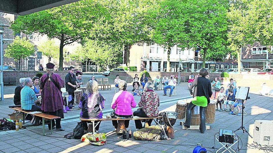  Mehrere Aktionen, wie eine Trommelperformance fanden bereits auf dem Platz vor dem Lambertiturm statt. 
