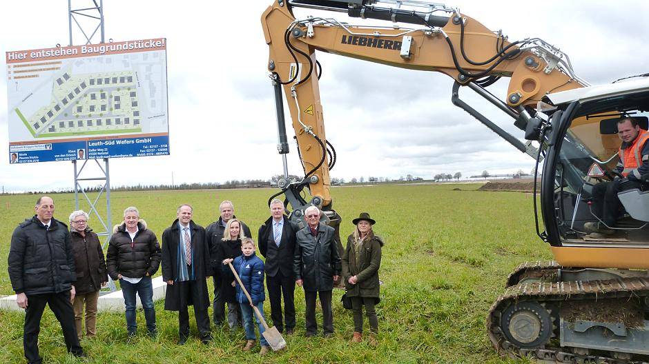  In Leuth fanden in der vergangenen Woche die ersten Erschließungsarbeiten zum Neubaugebiet auf der zukünftigen Paul-Breuer-Straße statt. Bürgermeister Christian Wagner, die technische Beigeordnete Susanne Fritzsche sowie Ortsvorsteher Heinz-Robert Reiners trafen sich dazu mit den Vermarktern Michael und Sandra Wefers. 
