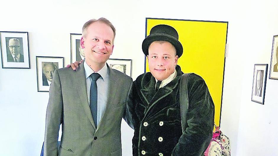 Bürgermeister Christian Wagner empfing den Wandergesellen Bernd Franke im Nettetaler Rathaus.