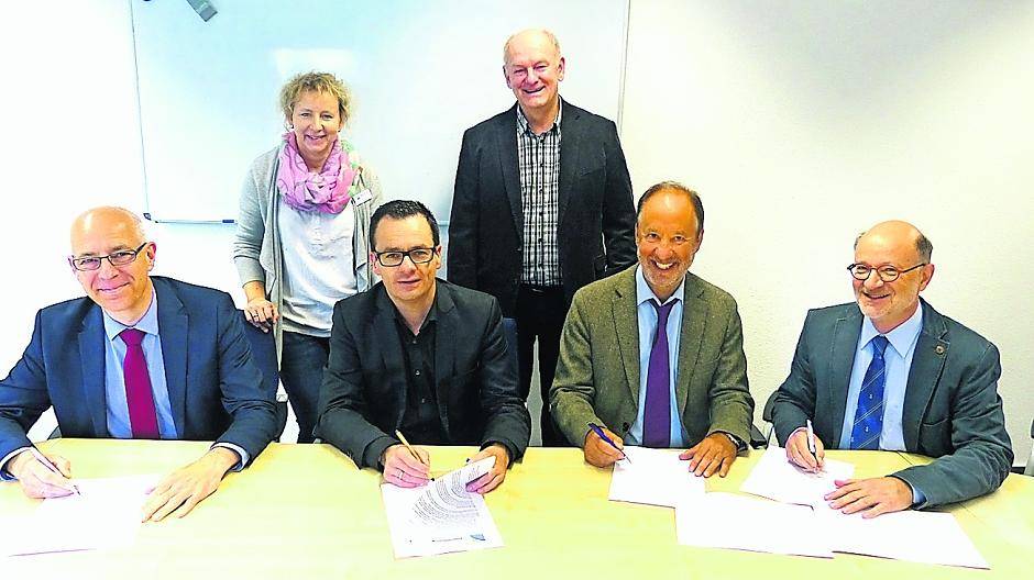  Jetzt wurde der Kooperationsvertrag zwischen der Realschule und dem Berufskolleg Rhein-Maas unterzeichnet Stehend: Heike Rose, Bildungskoordinatorin der Stadt Nettetal, Rudi Wilmen, Berufsschulstandortleiter in Nettetal. Sitzend v.l.: Kreisdirekttor Ingo Schabrich, Nettetals Schuldezernent Armin Schönfelder, Dr. Hans-Joachim Kornblum, Leiter des Rhein-Maas Berufskollegs, Joachim Sczyrba, Leiter der Realschule.  