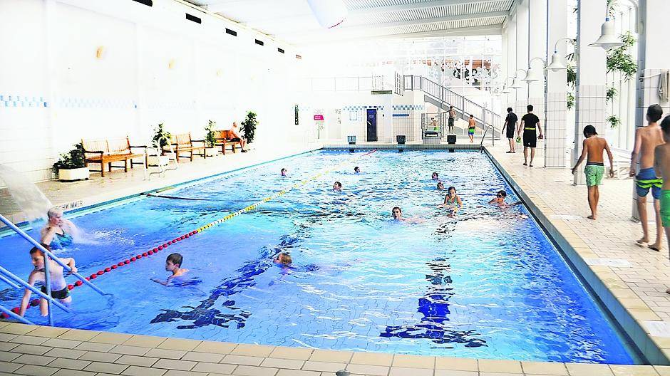 Herrlich schön, wenn das Wasser auf den Rücken prasselt: Drei Bahnen für den Schulunterricht, bleibt noch eine Bahn für die „Normalschwimmer“.