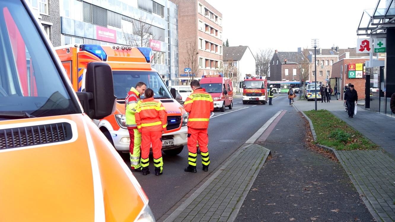 Großes Aufgebot: Notarzt, Feuerwehr und Polizei sind am Theodor-Heuss-Platz im Einsatz.