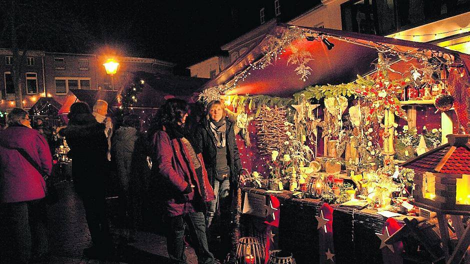 Buden mit Deko, Handarbeiten und vielen anderen schönen Dingen gibt es auf dem Waldnieler Weihnachtsmarkt zu entdecken.