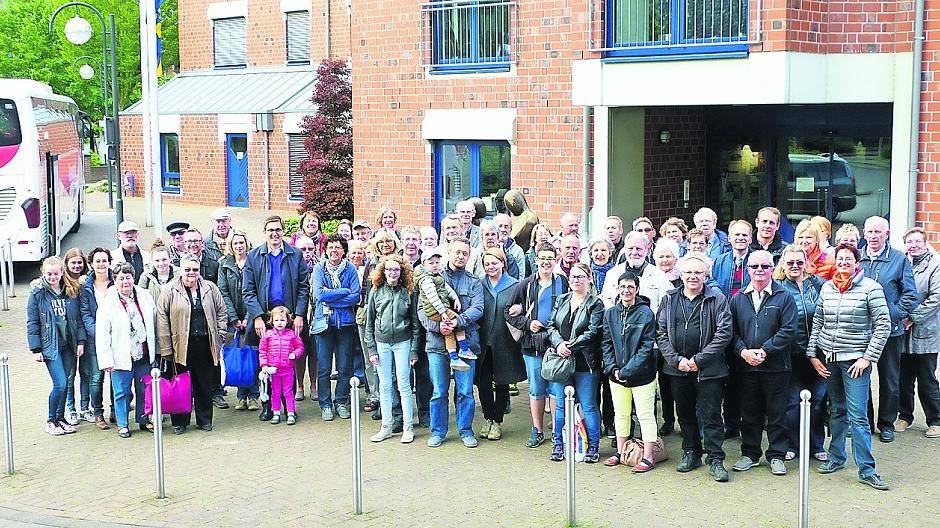 Der Bus steht schon bereit, noch schnell ein Erinnerungsfoto vor dem Nettetaler Rathaus: Die Gäste aus Caudebec-en-Caux verbrachten das Pfingstwochenende in Nettetal.