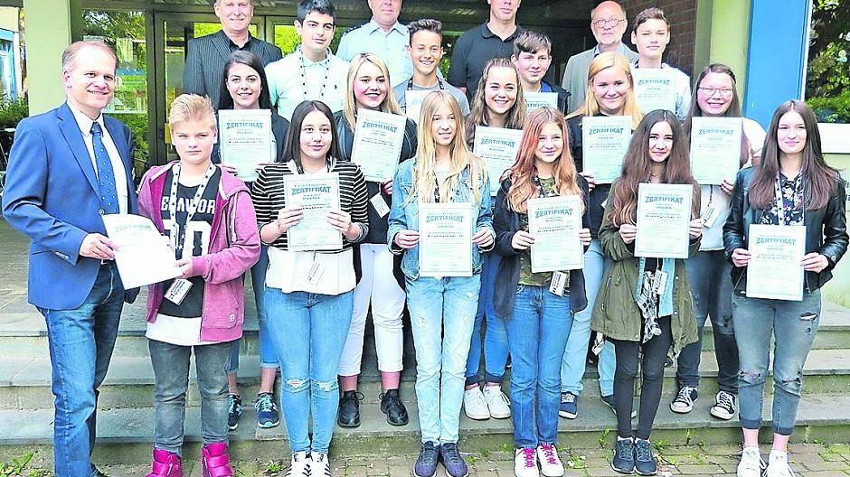  15 Schülerinnen und Schülern wurden jetzt zu neuen Busbegleitern ernannt. 