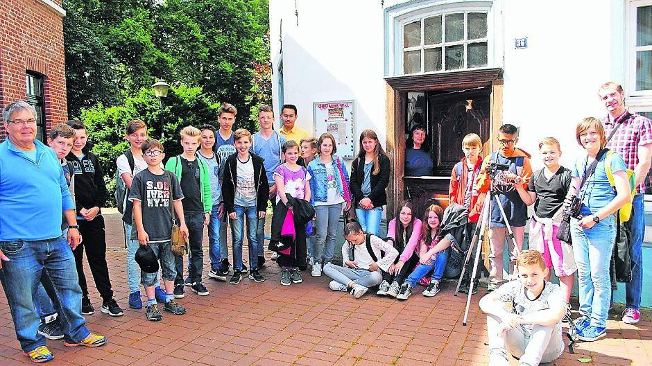 Das Gruppenbild ist vor dem ältesten Haus von Waldniel, das am Markt liegt und sich im Besitz der Familie Crisp befindet, entstanden.