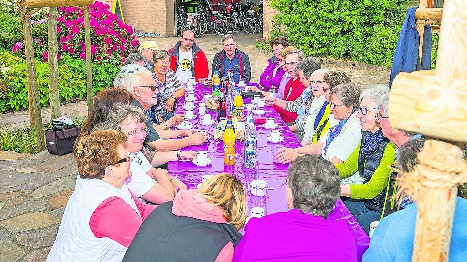  Gemütliches Zusammensein beim Spargelschlemmen — so macht Genießen Spaß.  
