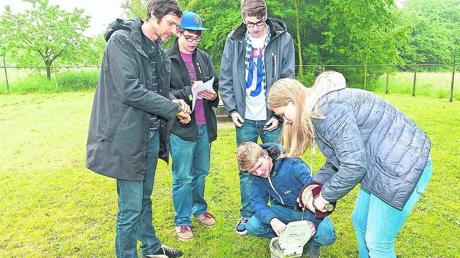 Der Projektkurs der Stadtwerke Nettetal ermöglicht Schülern nachhaltige Einblicke in die Trinkwasserversorgung. Rund um die Uhr kümmern sich Mitarbeiter des Wasserwerks, damit das System läuft und wir mit qualitativ hochwertigem Trinkwasser versorgt werden. Kyra (r.) und Dirk Hintze (l.), Lehrer für Chemie und Biologie am Werner-Jaeger-Gymnasium sowie drei Mitschüler beim Pumpversuch.