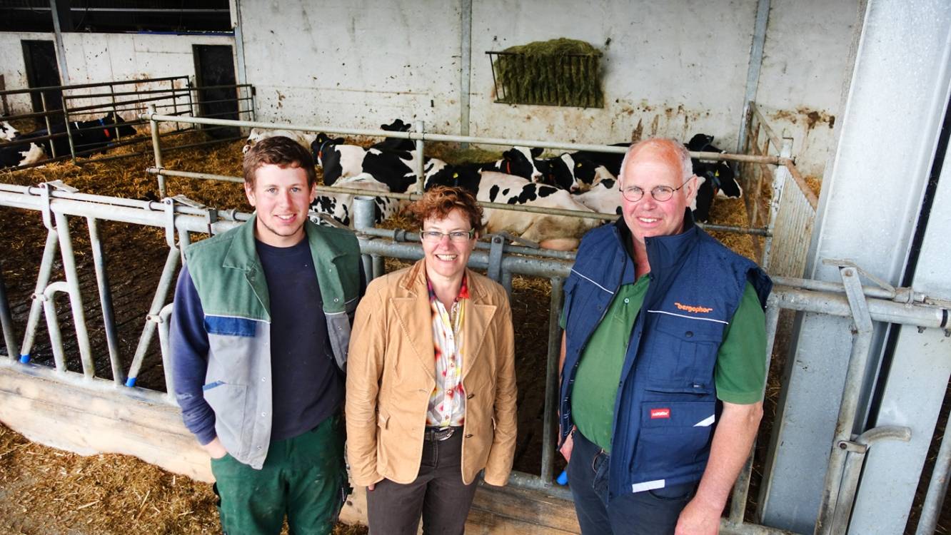  Jan Wolfers, Martina Maaßen (MdL) und Andreas Wolfers (von links) diskutierten die fallenden Milchpreise. 