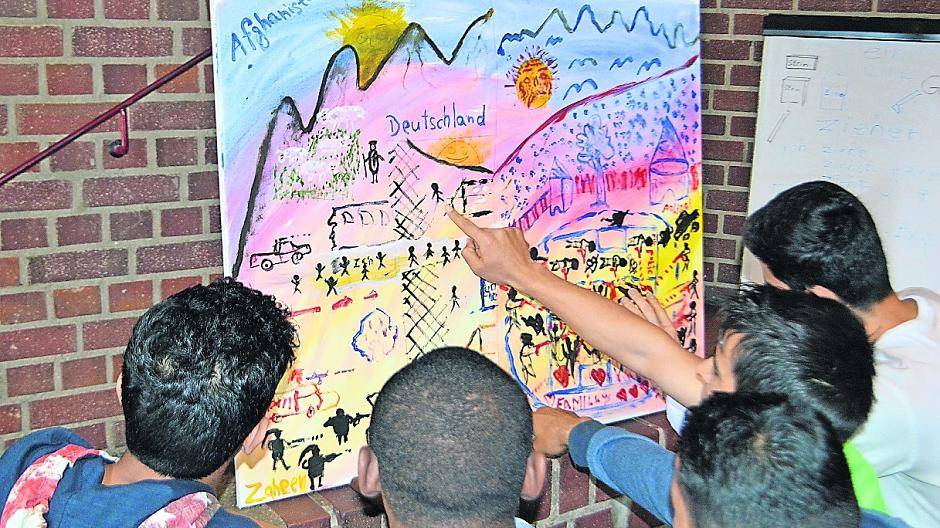  Die jungen Flüchtlinge vor einem ihrer Bilder. 