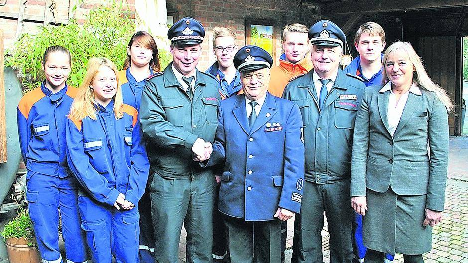  Löschzugführer Thomas Edelmann (3.v.l) gratuliert Peter Heußen (4.v.l) zu seinem 50-jährigen Dienstjubiläum. Den Glückwünschen schließen sich Wehrführer Leo Thoenissen (5.v.l) und die techn. Beigeordnete Susanne Fritzsche (6.v.l) an, eingerahmt von der Jugend des Löschzuges Hinsbeck. 