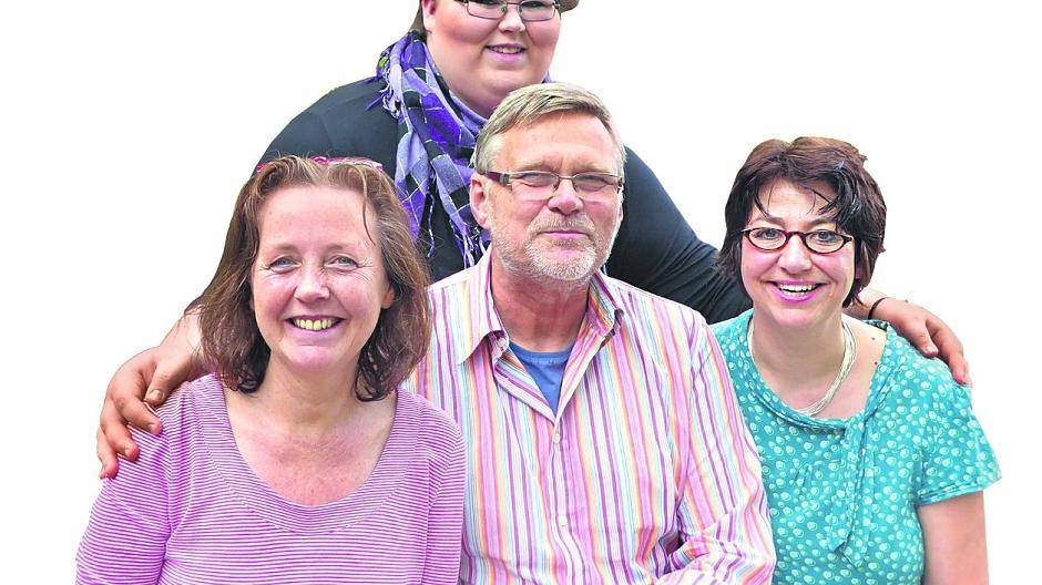  Zuerst traute man Miriam Wagnitz (hinten) nicht einmal einen Hauptschulabschluss zu, dann legte sie ein hervorragendes Abitur ab: Julia Scheytt, Miriams Klassenlehrerin und Abteilungsleiterin Oberstufe, Uwe Mitzkeit, Sonderpädagoge (jetzt im Vorruhestand), und Monika Wirtz, Sonderpädagogin (von links), gratulierten. 