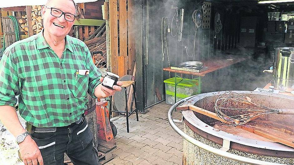  Hermann Giesen zeigt, wie man aus Apfel Brotaufstrich herstellt.  